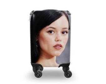 Jenna Ortega / inspirierter Gepäck-Koffer-Reisen-Geschenke