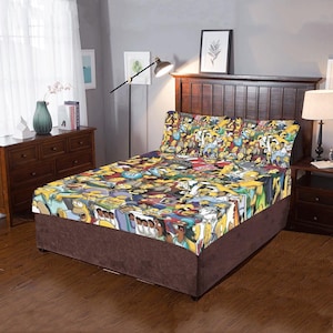 Op de afbeelding: Een bruin bed met een kleurrijk beddengoed met cartoonfiguren. Het beddengoed heeft een geel, blauw en rood kleurenschema en bevat een verscheidenheid aan personages uit The Simpsons.