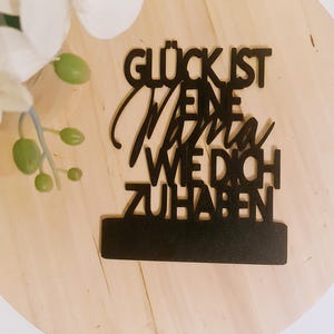 Pu&ograve; includere: Un cartello in legno nero con il testo "Gl&uuml;ck ist eine Mama wie dich zu haben".