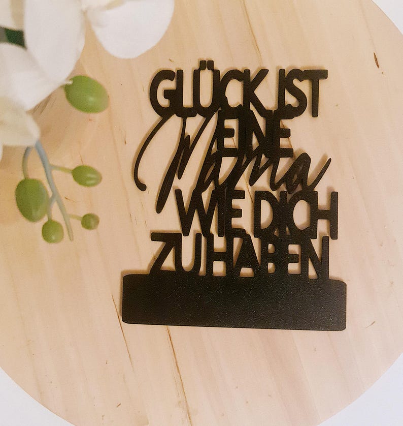 Pu&ograve; includere: Un cartello in legno nero con il testo "Gl&uuml;ck ist eine Mama wie dich zu haben".
