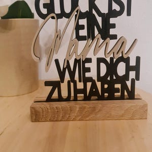 Pu&ograve; includere: Un cartello in legno nero con il testo "Gl&uuml;ck ist eine Mama wie dich zu haben" che si traduce in "La felicit&agrave; &egrave; avere una mamma come te".