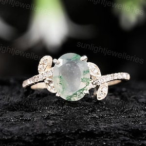 Anel de noivado oval em ágata musgosa: design em folha de ouro, detalhes em diamante