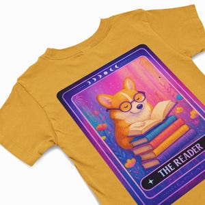 Camiseta Corgi com Cartas de Tarô do Leitor, Camiseta para Amante de Livros, Camiseta fofa para cachorro Corgi, Presente para Bichinho de Estimação com Tema de Livro, Camiseta com estampa floral para cachorro e livro, Presente para mamãe de cachorro