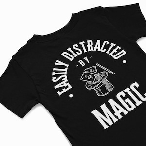 Camiseta de mago, prenda inspirada en la ilusión, regalo de ilusionista, camiseta mágica, regalo para amantes de la magia, regalo para amantes de los trucos de cartas para magos jóvenes.