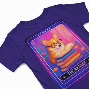 Maglietta con carta dei tarocchi "The Reader" e scritta "Corgi", maglietta per amanti dei libri, maglietta con simpatico cane Corgi, regalo per animali domestici amanti dei libri, maglietta con grafica floreale a tema cane e libro, regalo per mamma cane