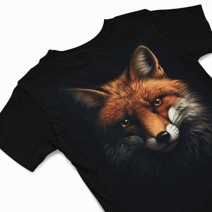 Puede incluir: Camiseta negra con un gr&aacute;fico de cara de zorro rojo impreso en la parte delantera.