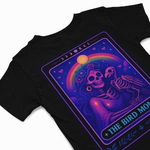 T-shirt de carte de tarot maman oiseau sur le thème des sorcières T-shirt gothique pastel sur le thème, cadeau personnalisé pour animal de compagnie, vêtement tête de mort, t-shirt maman oiseau wicca