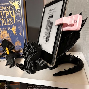 Supporto Kindle a forma di drago stampato in 3D: Tairn Book Nook