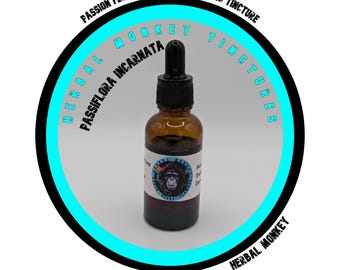 Könnte beinhalten: Eine braune Glasflasche mit schwarzer Pipette, beschriftet mit "Herbal Monkey Tinctures". Das Etikett enthält den Text: "Passion Flower 1:2 @ 35% Organic Tincture" und "Passiflora Incarnata". Die Flasche steht vor einem weißen Hintergrund, umrahmt von einem schwarzen und tealfarbenen Kreis.
