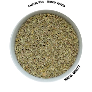 Peut inclure: Un bol blanc rempli d'herbe de damiana séchée verte, étiqueté "Damiana Herb - Turnera Diffusa" et "Herbal Monkey".