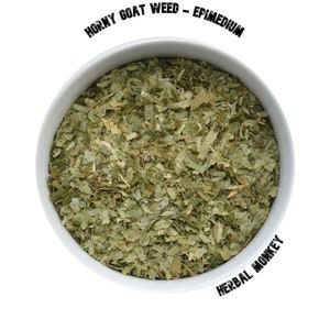 Pode incluir: Uma tigela branca cheia de erva Epimedium seca e picada, também conhecida como Horny Goat Weed. A tigela está sobre um fundo branco. O texto "Horny Goat Weed - Epimedium" está acima da tigela e o texto "Herbal Monkey" está abaixo da tigela.
