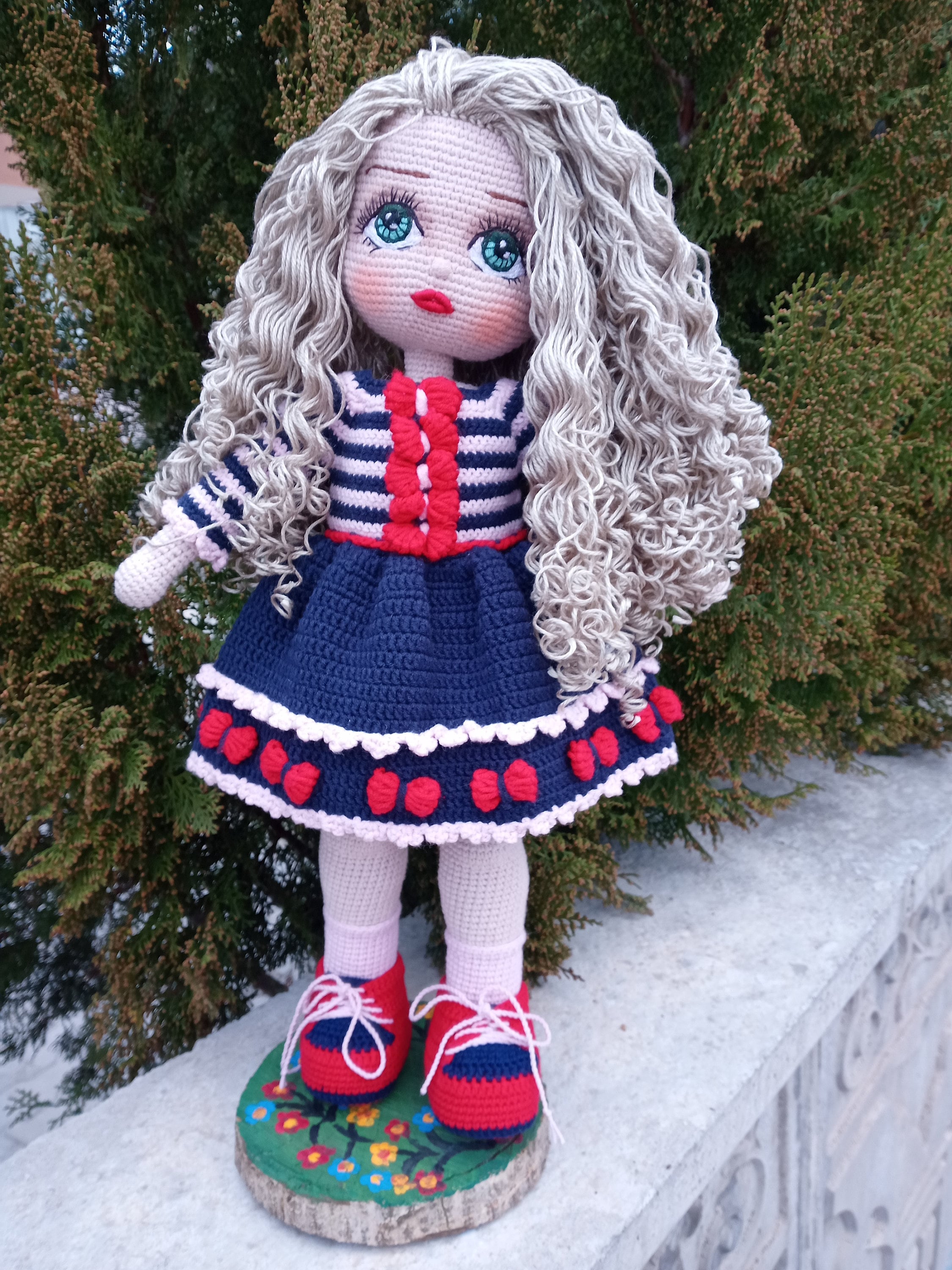 44～45cmのかぎ針編みのあみぐるみ人形。巻き毛、刺繍の目、取り外し