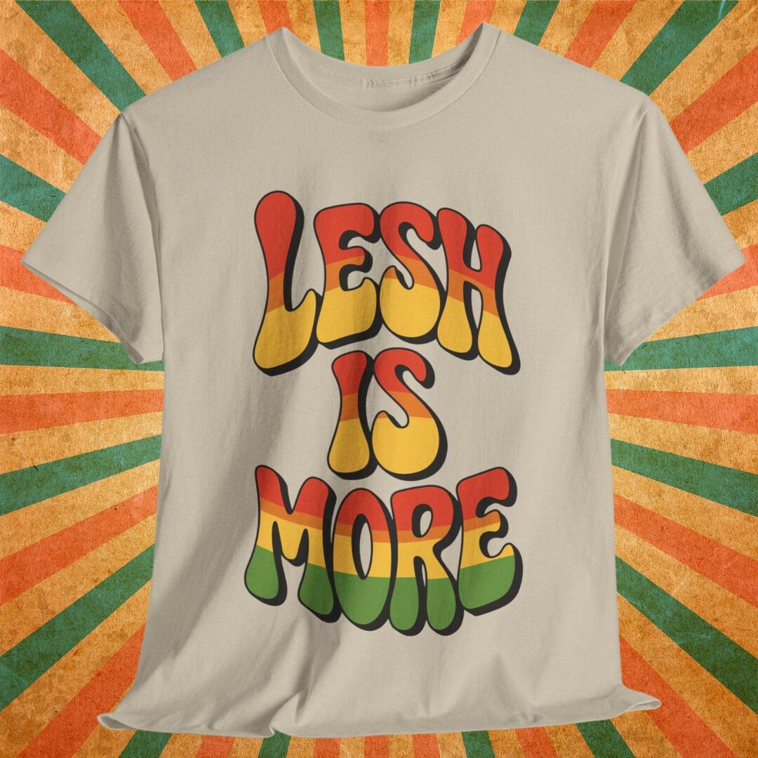 T-shirt Grateful Dead Phil Lesh Tribute - « Lesh Is More » - Unisexe Classique - Neuf Avec étiquettes - Marque Double Fantasy Tees