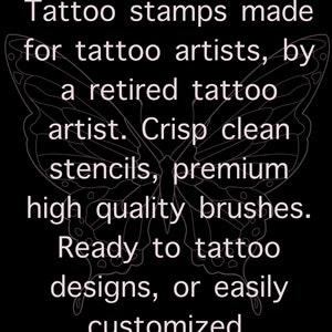 Op de afbeelding: Zwart-witte illustratie van een vlinder met tekst die luidt: "Tattoo-stempels gemaakt voor tattoo-artiesten, door een gepensioneerde tattoo-artiest. Scherpe, schone sjablonen, hoogwaardige kwasten. Klaar om tatoeages te maken, of gemakkelijk aan te passen."