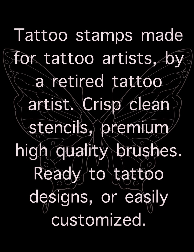 Op de afbeelding: Zwart-witte illustratie van een vlinder met tekst die luidt: "Tattoo-stempels gemaakt voor tattoo-artiesten, door een gepensioneerde tattoo-artiest. Scherpe, schone sjablonen, hoogwaardige kwasten. Klaar om tatoeages te maken, of gemakkelijk aan te passen."