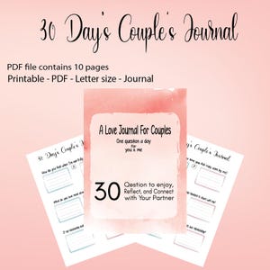 Könnte beinhalten: Ein Bild von einem Journal mit dem Titel "30 Days Couple's Journal" auf rosa Hintergrund. Das Journalcover lautet "A Love Journal For Couples". Das Bild zeigt auch Beispielseiten mit Eingabeaufforderungen. Der Text enthält "Eine Frage pro Tag für dich & mich."