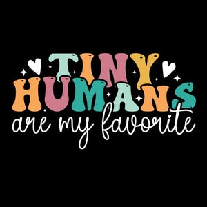 Pode incluir: Gráfico de texto colorido com as palavras "Tiny Humans are my favorite" em um estilo retrô com corações e estrelas.