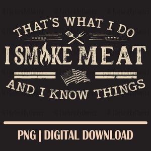 Op de afbeelding: Zwarte digitale download graphic met de tekst "THAT'S WHAT I DO, I SMOKE MEAT AND I KNOW THINGS." Het ontwerp bevat een gekruiste spatel en vork, een Amerikaanse vlag en de woorden zijn in een distressed lettertype.