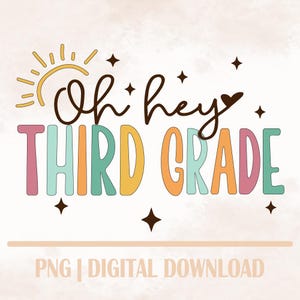 Pode incluir: Gráfico digital com a frase "Oh hey THIRD GRADE" em uma fonte lúdica, adornado com um sol e estrelas. O texto é em tons de rosa, turquesa, laranja e amarelo, sobre um fundo creme.