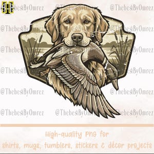 Op de afbeelding: Illustratie van een golden retriever die een eend in zijn bek houdt, tegen een schildvormige achtergrond met een distressed effect. De afbeelding bevat tekst: "Hoge kwaliteit PNG voor shirts, mokken, bekers, stickers & decoratie projecten."