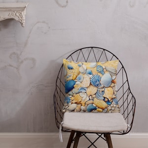 Coastal Themed Premium Kissen _Vibrierende Muscheln in Blau-, Gelb- und Sandtönen