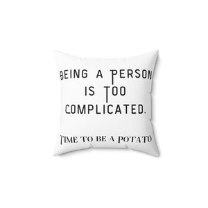 Pode incluir: Travesseiro branco com texto preto que diz "Ser uma pessoa é muito complicado. É hora de ser uma batata."