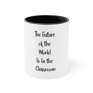 Die Zukunft der Welt ist im Klassenzimmer auf zwei getönten Akzent-Kaffeebecher, 11 Unzen