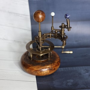 Antikes Orrery-Modell des Sonnensystems. Ein perfektes Valentinstagsgeschenk und eine luxuriöse Wohndekoration aus Hartholz und Messing.