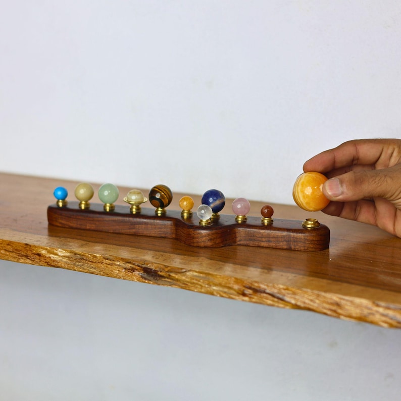 Precious Stones Planet Display |Sun, Earth and its Moon and 9 Planet Set with Semi-Precious Stones | Rosewood Solar System Sculpture Bild 6