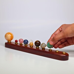 Precious Stones Planet Display |Sun, Earth and its Moon and 9 Planet Set with Semi-Precious Stones | Rosewood Solar System Sculpture Bild 8