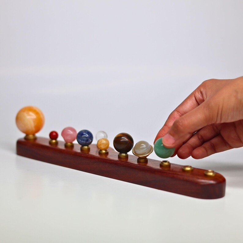Precious Stones Planet Display |Sun, Earth and its Moon and 9 Planet Set with Semi-Precious Stones | Rosewood Solar System Sculpture Bild 8
