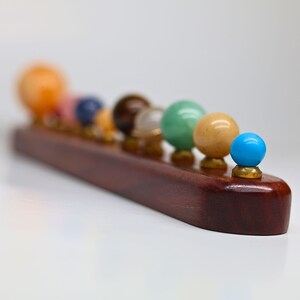 Precious Stones Planet Display |Sun, Earth and its Moon and 9 Planet Set with Semi-Precious Stones | Rosewood Solar System Sculpture Bild 10