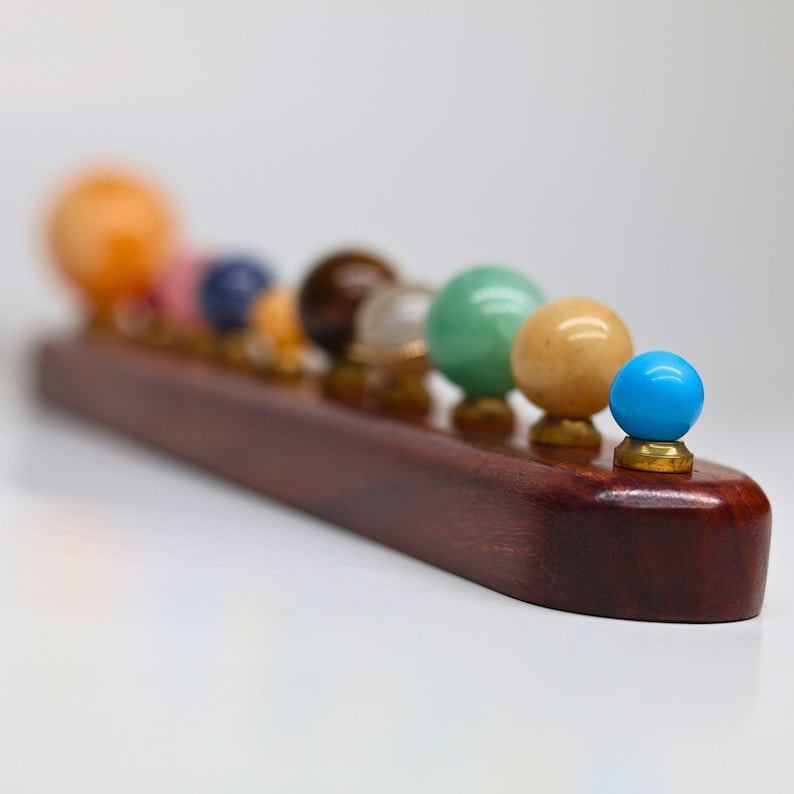 Precious Stones Planet Display |Sun, Earth and its Moon and 9 Planet Set with Semi-Precious Stones | Rosewood Solar System Sculpture Bild 10