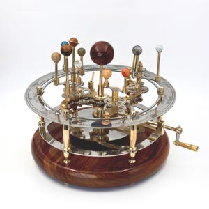 Orrery, eine perfekte Kunst für Ihr Büro oder Zimmer, Planeten aus Halbedelsteinen, ein handgetriebenes Modell des Sonnensystems