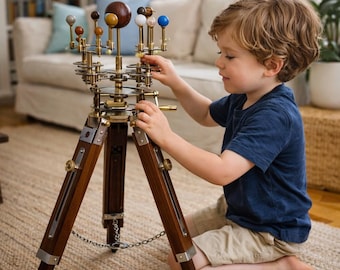 Puede incluir: Un modelo detallado del sistema solar, hecho de madera y latón, con esferas de colores que representan los planetas. El modelo está montado sobre un trípode. Un niño interactúa con el modelo, ajustando los engranajes.