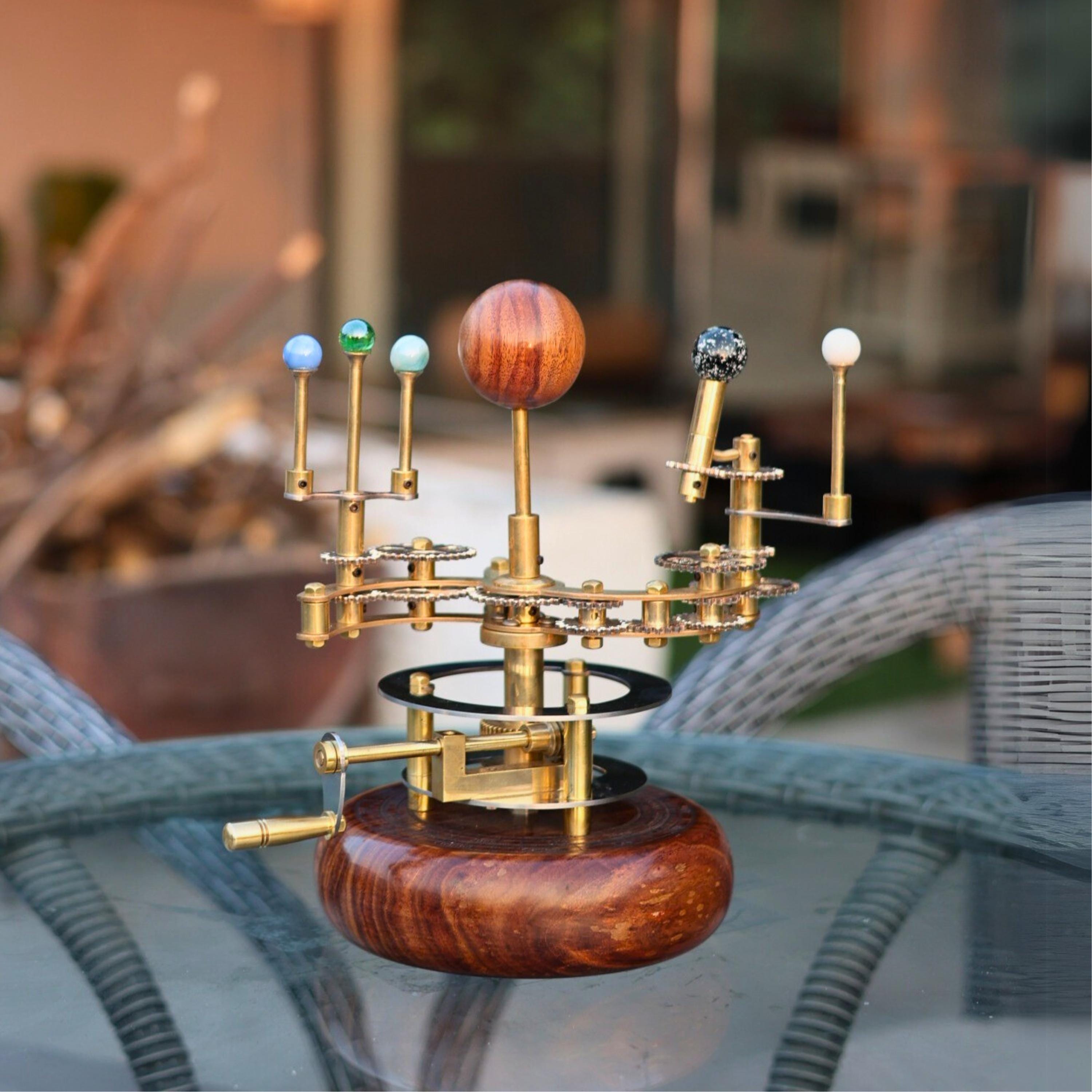真鍮の太陽系儀は本棚用の高級芸術品、太陽系の機能モデル - Etsy 日本