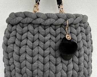 Handgemachte Grobstrick - Handtasche in der Farbe grey  (Unikat) mit Fellpantoffel , geflochtenen Ledergriffen und dunkelgrauer Innentaschen