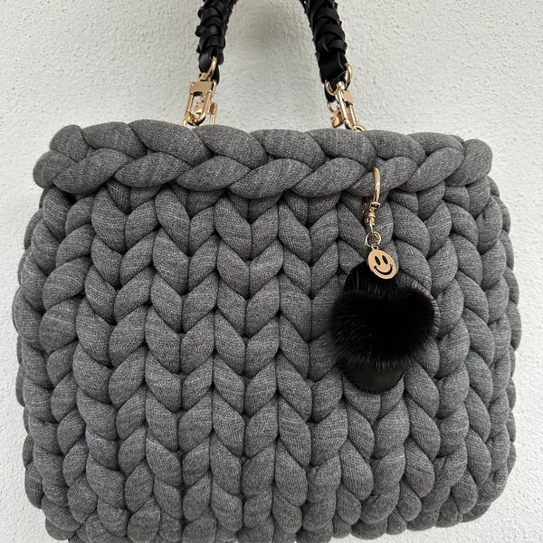 Sac à main en grosse maille fait main de couleur gris (unique) avec pantoufles en fourrure, poignées en cuir tressé et poches intérieures gris foncé