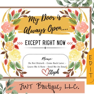 Pode incluir: Um sinal imprimível com uma borda floral e o texto "My Door is Always Open... EXCEPT RIGHT NOW". O sinal também inclui o texto "Please: Do Not Disturb - Come Back Later - Leave Me A Note - Send Me An Email Steph" e "JWT Boutique, LLC."