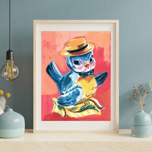 Op de afbeelding: Een blauwe vogel met een gele hoed en een strik zit op een geel blad. De vogel is getekend in een cartoon-stijl en heeft een roze gezicht. De achtergrond is felroze.