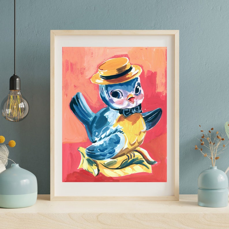 Op de afbeelding: Een blauwe vogel met een gele hoed en een strik zit op een geel blad. De vogel is getekend in een cartoon-stijl en heeft een roze gezicht. De achtergrond is felroze.