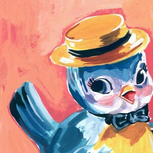 Op de afbeelding: Een blauwe vogel die een gele strohoed met een zwarte band draagt. De vogel heeft een strik en is getekend in cartoon stijl.
