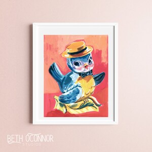 Op de afbeelding: Een blauwe en gele vogel met een gele hoed en een zwarte strik. De vogel zit op een geel blad en heeft een roze achtergrond.