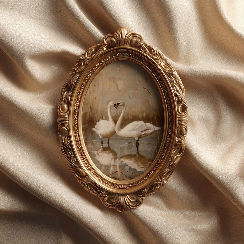 Pu&ograve; includere: Un dipinto ovale con cornice dorata raffigurante due cigni bianchi con i colli intrecciati, che formano un cuore. I cigni si riflettono nell'acqua. La cornice ha un design ornato e decorativo. Lo sfondo &egrave; di colore beige neutro.