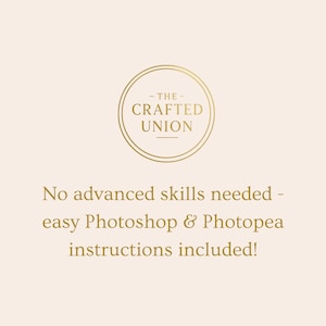 Pu&ograve; includere: Grafica color crema con un logo circolare dorato che recita "- THE - CRAFTED UNION". Sotto il logo, il testo recita "No advanced skills needed - easy Photoshop & Photopea instructions included!"