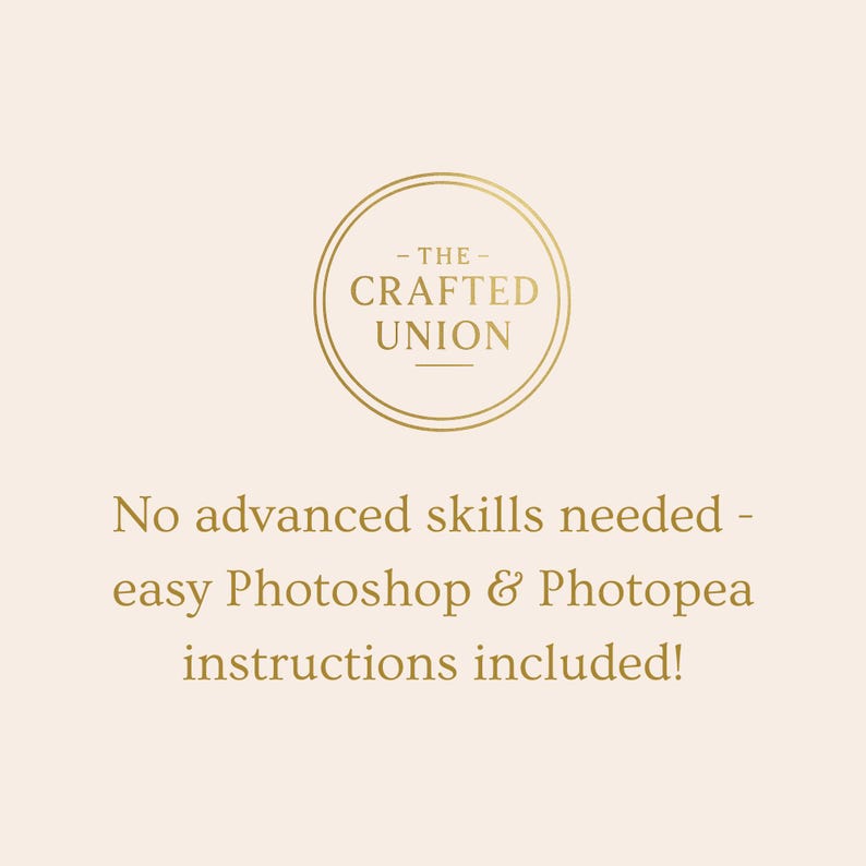 Pu&ograve; includere: Grafica color crema con un logo circolare dorato che recita "- THE - CRAFTED UNION". Sotto il logo, il testo recita "No advanced skills needed - easy Photoshop & Photopea instructions included!"