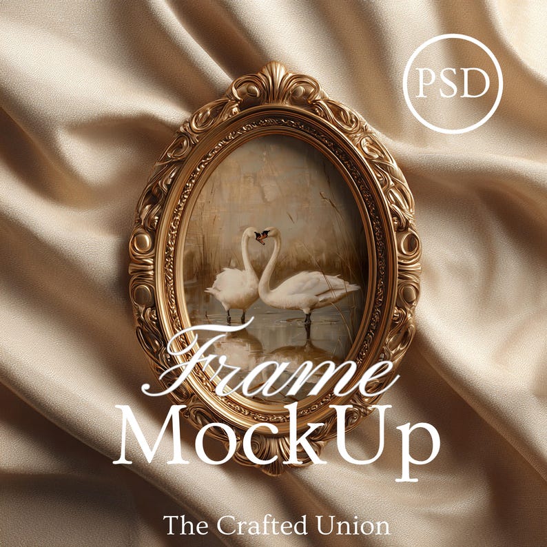 Pu&ograve; includere: Cornice ovale dorata con dettagli ornati, che mostra un dipinto di due cigni. La cornice &egrave; ambientata su uno sfondo di tessuto beige drappeggiato. Il testo sulla cornice recita "Frame MockUp" e "The Crafted Union".