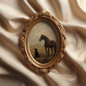 Pu&ograve; includere: Un dipinto ovale con cornice dorata raffigurante un cavallo marrone e un cane nero in un campo. Il dipinto ha un'estetica vintage. La cornice &egrave; ornata e dettagliata, aggiungendo fascino classico.