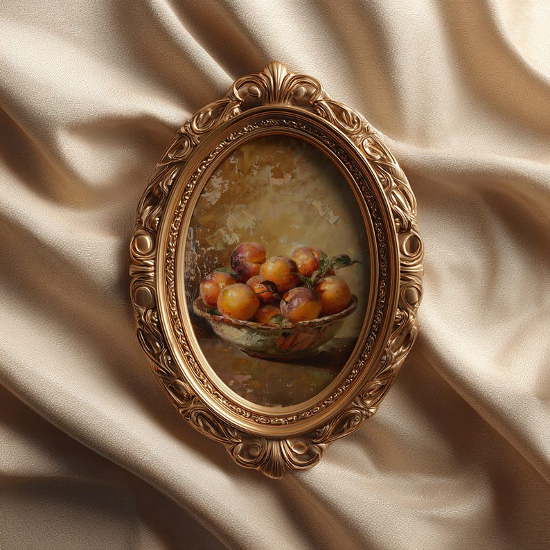 Pu&ograve; includere: Dipinto ovale con cornice dorata raffigurante una natura morta di pesche in una ciotola decorativa. Le pesche sono arancioni e rosse, con foglie verdi. La cornice presenta dettagli ornati. Sfondo beige in tessuto satinato.