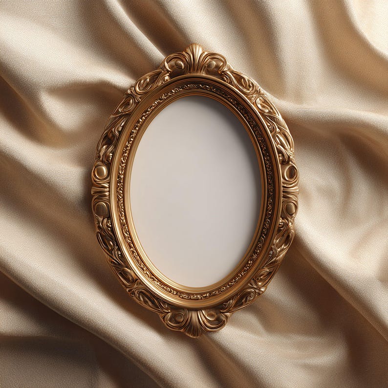 Pu&ograve; includere: Una cornice ovale dorata con dettagli intricati. L'interno della cornice &egrave; bianco e poggia su un tessuto drappeggiato color crema. Il design presenta motivi a volute e un'estetica classica. La cornice &egrave; vuota.